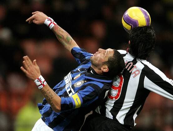 Marco Materazzi (Inter Mailand, li.) gegen Vincenzo Iaquinta (Juventus Turin) -  Fußball Herren Coppa Italia 2007 2008, Italienischer Pokal, Pokalspiel, Gruppe Mailand Dynamik, Fußball Herren Coppa Italia 2007 2008, Italienischer Pokal, Pokalspiel, Gruppe Mailand Dynamik,
