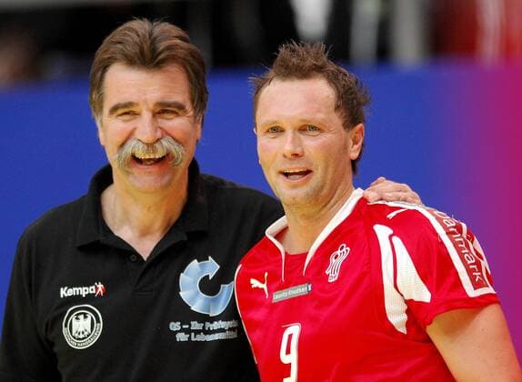Bundestrainer Heiner Brand (Deutschland, li.) und Lars Christiansen (Dänemark) gut gelaunt Handball EM Herren EM 2008, Länderspiel, Nationalteam, Nationaltrikot, Deutschland - Dänemark 25:26, Halbfinale Gruppe Lillehammer Harmonie Freude Handball EM Herren EM 2008, Länderspiel, Nationalteam, Nationaltrikot, Deutschland - Dänemark 25:26, Halbfinale Gruppe Lillehammer Harmonie Freude