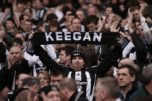 Newcastle Fan feiert seinen Trainer Kevin Keegan -  Fußball Herren FA Cup 2007 2008, Englischer Pokal, Pokalspiel, Newcastle United Totale London Fußball Herren FA Cup 2007 2008, Englischer Pokal, Pokalspiel, Newcastle United Totale London