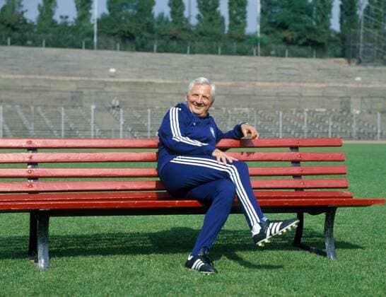 Bundestrainer Jupp Derwall (BR Deutschland) sitzt auf einer Bank Fußball Herren DEUTSCHSPRACHIGE SPORTZEITSCHRIFTEN UND -ZEITUNGEN NUR NACH RÜCKSPRACHE, Nationalmannschaft 1980 Einzelbild Aufnahmedatum geschätzt Fußball Herren DEUTSCHSPRACHIGE SPORTZEITSCHRIFTEN UND -ZEITUNGEN NUR NACH RÜCKSPRACHE, Nationalmannschaft 1980 Einzelbild Aufnahmedatum geschätzt