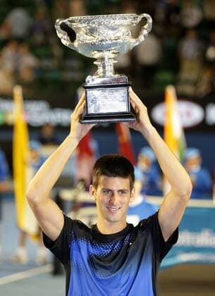 Novak Djokovic (Serbien) präsentiert stolz die Trophäe für den Gewinn der Australian Open 2008 Tennis Herren Australian Open 2008, Grand Slam, ATP Tour Einzelbild Finale Melbourne Tennis Herren Australian Open 2008, Grand Slam, ATP Tour Einzelbild Finale Melbourne