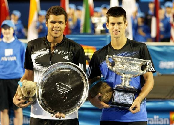 Sieger Novak Djokovic (Serbien, re.) und der Zweitplatzierte Jo Wilfried Tsonga (Frankreich) präsentieren stolz ihre Trophäen während der Australian Open 2008 Tennis Herren Australian Open 2008, Grand Slam, ATP Tour Gruppe Finale Melbourne Tennis Herren Australian Open 2008, Grand Slam, ATP Tour Gruppe Finale Melbourne