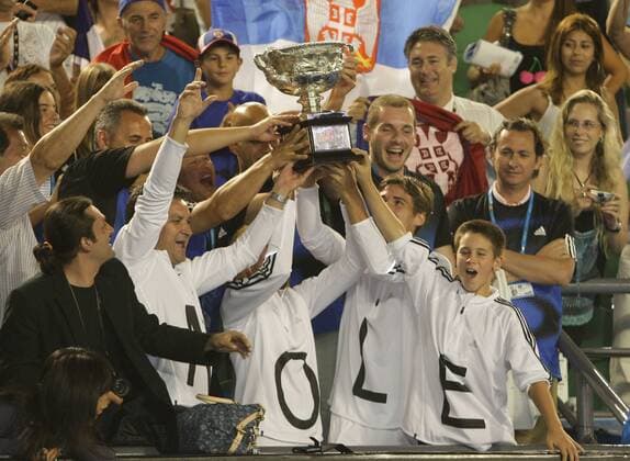 Die Familie von Novak Djokovic (Serbien) feiert den Gewinn der Australian Open mit der Trophäe, v. li.: Vater Srdjan, Mutter Diana und die Brüder Marko und Dorde Tennis Herren Australian Open 2008, Grand Slam, ATP Tour Gruppe Finale Melbourne Freude, Begeisterung, Tennis Herren Australian Open 2008, Grand Slam, ATP Tour Gruppe Finale Melbourne Freude, Begeisterung,