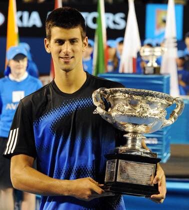 Novak Djokovic (Serbien) präsentiert stolz die Trophäe für den Gewinn der Australian Open 2008 Tennis Herren Australian Open 2008, Grand Slam, ATP Tour Einzelbild Melbourne Tennis Herren Australian Open 2008, Grand Slam, ATP Tour Einzelbild Melbourne