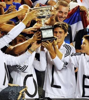 Die Familie von Novak Djokovic (Serbien) mit der Trophäe für den Gewinn der Australian Open 2008, v. li.: Mutter Diana und die Brüder Marko und Dorde Tennis Herren Australian Open 2008, Grand Slam, ATP Tour Gruppe Melbourne Freude, Tennis Herren Australian Open 2008, Grand Slam, ATP Tour Gruppe Melbourne Freude,