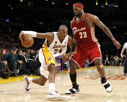 Kobe Bryant (Los Angeles Lakers, li.) gegen LeBron James (Cleveland Cavaliers) -  (LAP2008012711) Basketball Herren NBA 2007 2008, Los Angeles Lakers - Cleveland Cavaliers 95:98 Gruppe Los Angeles, LA, L.A. Dynamik, Basketball Herren NBA 2007 2008, Los Angeles Lakers - Cleveland Cavaliers 95:98 Gruppe Los Angeles, LA, L.A. Dynamik,