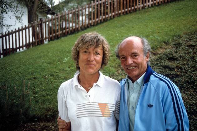 Ex Trainer Dettmar Cramer (re.) mit seiner Frau Anna Marie Fußball Herren Fußball 1985, Fotostory, Homestory, Fotoshooting Gruppe Aufnahmedatum geschätzt Reit im Winkl Harmonie, Fußball Herren Fußball 1985, Fotostory, Homestory, Fotoshooting Gruppe Aufnahmedatum geschätzt Reit im Winkl Harmonie,