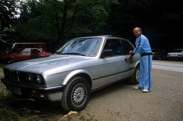 Ex Trainer Dettmar Cramer neben seinem BMW E30 3er Coupe Fußball Herren Fußball 1985, Fotostory, Homestory, Fotoshooting Einzelbild Aufnahmedatum geschätzt Reit im Winkl Fußball Herren Fußball 1985, Fotostory, Homestory, Fotoshooting Einzelbild Aufnahmedatum geschätzt Reit im Winkl