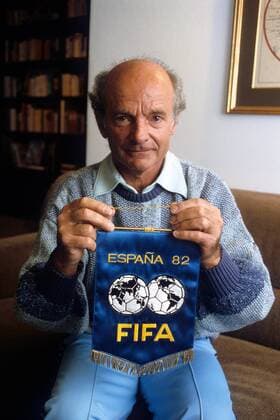 Ex Trainer Dettmar Cramer (BR Deutschland) präsentiert einen FIFA Wimpel von der WM 1982 Fußball Herren Fußball 1985, Fotostory, Homestory, Fotoshooting, Aufmacher, premiumd Einzelbild Aufnahmedatum geschätzt Reit im Winkl, BRD Fußball Herren Fußball 1985, Fotostory, Homestory, Fotoshooting, Aufmacher, premiumd Einzelbild Aufnahmedatum geschätzt Reit im Winkl, BRD