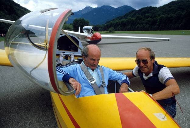 Ex Trainer Dettmar Cramer (li.) im Cockpit eines Segelflugzeuges Fußball Herren Fußball 1985, Fotostory, Homestory, Fotoshooting, Freizeit, Gruppe Aufnahmedatum geschätzt Reit im Winkl Fußball Herren Fußball 1985, Fotostory, Homestory, Fotoshooting, Freizeit, Gruppe Aufnahmedatum geschätzt Reit im Winkl