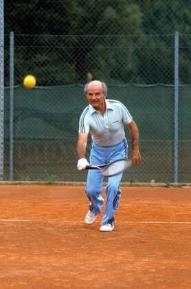 Ex Trainer Dettmar Cramer spielt Tennis Fußball Herren Fußball 1985, Fotostory, Homestory, Fotoshooting, Freizeit, Einzelbild Aufnahmedatum geschätzt Reit im Winkl Dynamik, Fußball Herren Fußball 1985, Fotostory, Homestory, Fotoshooting, Freizeit, Einzelbild Aufnahmedatum geschätzt Reit im Winkl Dynamik,