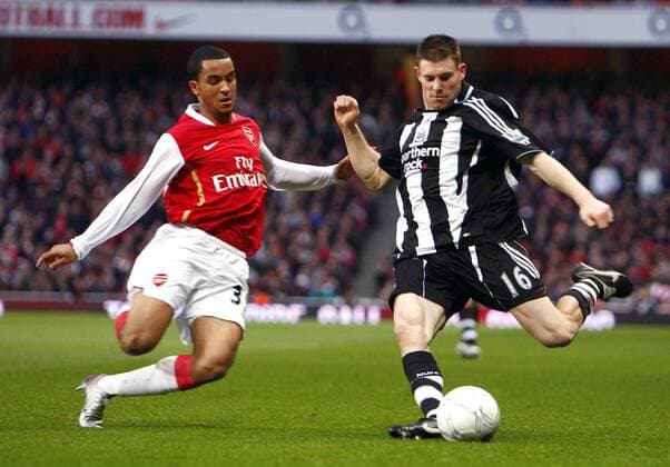 James Milner (Newcastle, re.) gegen Theo Walcott (Arsenal) - Fußball Herren FA Cup 2007 2008, Englischer Pokal, Pokalspiel, English Premier League, 1. Englische Liga Gruppe London Dynamik, Fußball Herren FA Cup 2007 2008, Englischer Pokal, Pokalspiel, English Premier League, 1. Englische Liga Gruppe London Dynamik,