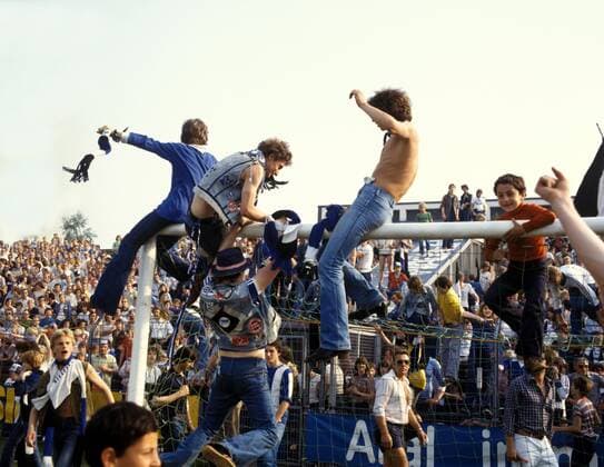 Fußball, Hamburger SV, Deutscher Meister 1979 Deutscher Meister HSV - die Gästefans feiern ausgelassen auf der Querlatte sitzend Fußball 1. BL Herren DEUTSCHSPRACHIGE SPORTZEITSCHRIFTEN UND -ZEITUNGEN NUR NACH RÜCKSPRACHE, Saison 1978 1979 Totale Bielefelder Alm, Almstadion o0 Emotionen Bielefeld o0 Zeitgeist 70er 70 er Siebziger Jahre Begeisterung, Freude, Fußball 1. BL Herren DEUTSCHSPRACHIGE SPORTZEITSCHRIFTEN UND -ZEITUNGEN NUR NACH RÜCKSPRACHE, Saison 1978 1979 Totale Bielefelder Alm, Almstadion o0 Emotionen Bielefeld o0 Zeitgeist 70er 70 er Siebziger Jahre Begeisterung, Freude,