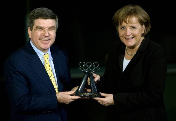 Bundeskanzlerin Dr. Angela Merkel (CDU) erhält von IOC Vizepräsident und DOSB Präsident Dr. Thomas Bach (beide Deutschland) die IOC Trophy 2007, die sie stellvertretend für das deutsche Publikum entgegennimmt Turnen Herren Verleihung der IOC Trophy 2007 2008, Preisverleihung, Ehrung, Auszeichnung, Gruppe Berlin, Freude, Turnen Herren Verleihung der IOC Trophy 2007 2008, Preisverleihung, Ehrung, Auszeichnung, Gruppe Berlin, Freude,