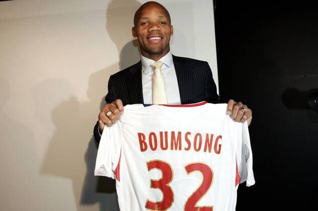Jean Alain Boumsong (Lyon) präsentiert sein neues Trikot mit der Rückennummer 32 -  (pan24253) Fußball Herren Ligue 1 2007 2008, 1. Französische Liga, Olympique Lyonnais, OL Einzelbild Lyon Fußball Herren Ligue 1 2007 2008, 1. Französische Liga, Olympique Lyonnais, OL Einzelbild Lyon