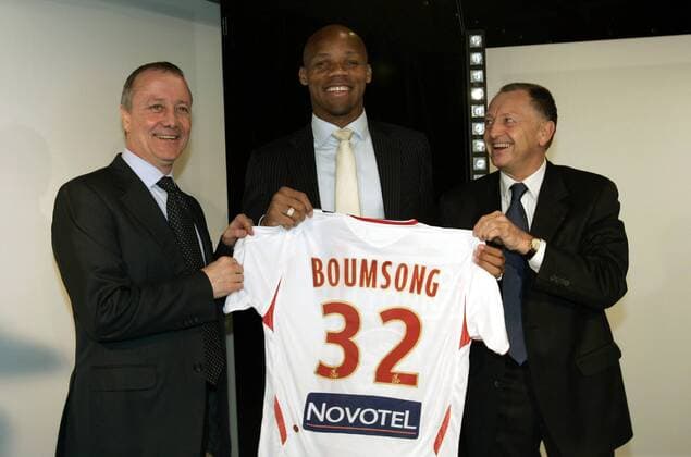 Neuzugang Jean Alain Boumsong (Mitte) wird vom Sportlichen Berater Bernard Lacombe (li.) und Präsident Jean Michel Aulas (alle Lyon) vorgestellt -  (pan24253) Fußball Herren Ligue 1 2007 2008, 1. Französische Liga, Olympique Lyonnais, OL Gruppe Lyon Fußball Herren Ligue 1 2007 2008, 1. Französische Liga, Olympique Lyonnais, OL Gruppe Lyon