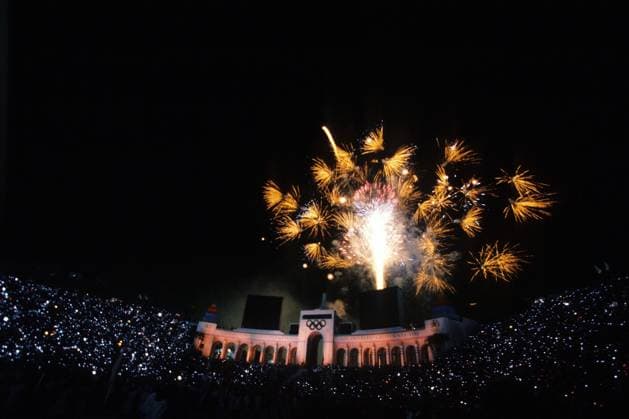 Feuerwerk im Los Angeles Memorial Coliseum während der Abschlussfeier der Olympischen Sommerspiele 1984 in Los Angeles OS Sommer Herren Olympische Sommerspiele 1984, Spiele, Abschluss, Abschlussfeier, Zeremonie Totale Stadion innen Innenansicht Olympic Stadium Los Angeles Memorial Coliseum Weite, OS Sommer Herren Olympische Sommerspiele 1984, Spiele, Abschluss, Abschlussfeier, Zeremonie Totale Stadion innen Innenansicht Olympic Stadium Los Angeles Memorial Coliseum Weite,