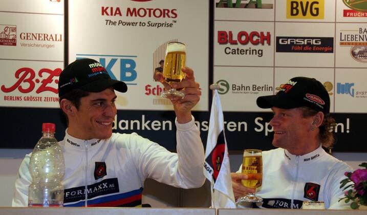 Franco Marvulli (li.) und Bruno Risi (beide Schweiz) stoßen während einer Pressekonferenz auf den Sieg des Berliner Sechstagerennens 2008 an Radsport Herren Sechstagerennen 2008 Sechstage Sechs Sixdays six days Rad bahn Halle Indoor Bahnrad Bahnradsport Gruppe Berlin Radsport Herren Sechstagerennen 2008 Sechstage Sechs Sixdays six days Rad bahn Halle Indoor Bahnrad Bahnradsport Gruppe Berlin