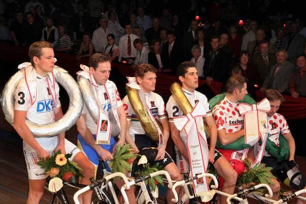 Die Sieger Franco Marvulli (3. v. re.) und Bruno Risi (3. v. li., beide Schweiz) anlässlich der Siegerehrung zum Berliner Sechstagerennen 2008, daneben die Platzierten Leif Lampater (li.), Guido Fulst (2. v. li.), Christian Lademann (2. v. li.) ... Radsport Herren Sechstagerennen 2008 Sechstage Sechs Sixdays six days Rad bahn Halle Indoor Bahnrad Bahnradsport Gruppe Berlin Radsport Herren Sechstagerennen 2008 Sechstage Sechs Sixdays six days Rad bahn Halle Indoor Bahnrad Bahnradsport Gruppe Berlin