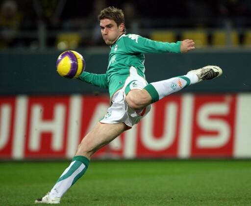 Ivan Klasnic (Bremen) am Ball Fußball 1. BL Herren DFB Pokal 2007 2008, Pokalspiel, SV Werder Bremen Einzelbild Dortmund Dynamik, Fußball 1. BL Herren DFB Pokal 2007 2008, Pokalspiel, SV Werder Bremen Einzelbild Dortmund Dynamik,
