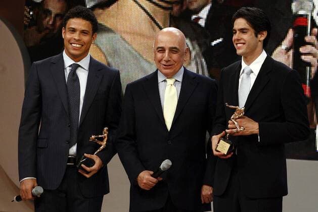 Oscar del Calcio 2008: Vizepräsident Adriano Galliani (Mitte) zwischen Kaka (re.), beste Ausländer der Serie A und Italiens Fußballer des Jahres 2007 und Ronaldo (alle AC Mailand beide Brasilien), bester Spieler...-  Fußball Herren Oscar del Calcio 2008, Ehrung, Auszeichnung, Gala, Sportgala, Spielerehrung, Vdig Gruppe Vize, Ricardo Izecson Santos Leite, Milan, Mailand Funktionär, Vereinsführung, Vorstand, Freude, Fußball Herren Oscar del Calcio 2008, Ehrung, Auszeichnung, Gala, Sportgala, Spielerehrung, Vdig Gruppe Vize, Ricardo Izecson Santos Leite, Milan, Mailand Funktionär, Vereinsführung, Vorstand, Freude,