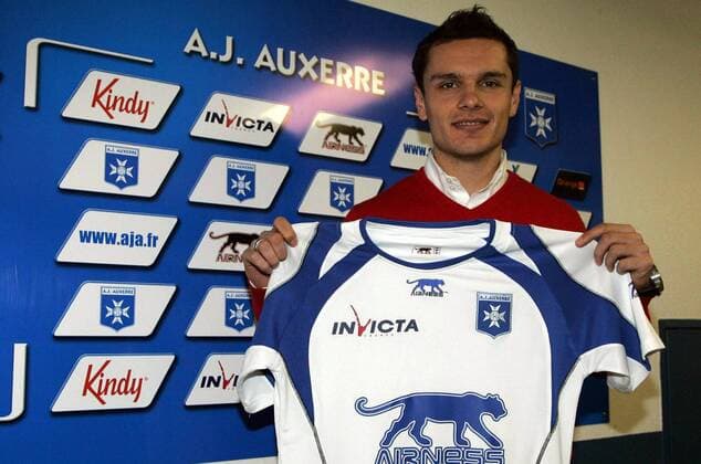 Neuzugang Vlad Munteanu (Auxerre) präsentiert das Trikot seines neuen Arbeitgebers des AJ Auxerre - (pan24283) Fußball Herren Ligue 1 2007 2008, 1. Französische Liga, AJ Auxerre, Präsentation, Pressekonferenz, Pressetermin Einzelbild Auxerre Fußball Herren Ligue 1 2007 2008, 1. Französische Liga, AJ Auxerre, Präsentation, Pressekonferenz, Pressetermin Einzelbild Auxerre