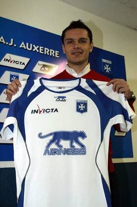 Neuzugang Vlad Munteanu (Auxerre) präsentiert das Trikot seines neuen Arbeitgebers des AJ Auxerre - (pan24283) Fußball Herren Ligue 1 2007 2008, 1. Französische Liga, AJ Auxerre, Präsentation, Pressekonferenz, Pressetermin Einzelbild Auxerre Fußball Herren Ligue 1 2007 2008, 1. Französische Liga, AJ Auxerre, Präsentation, Pressekonferenz, Pressetermin Einzelbild Auxerre