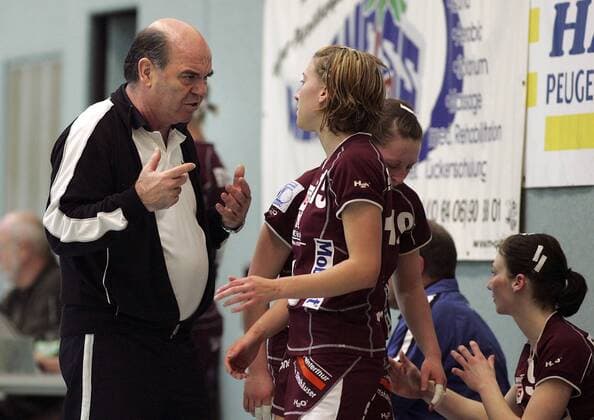 Trainer Dr Jürgen Gerlach (li.) gibt Olivia Reeh (beide Mainzlar) Anweisungen Handball 2. BL Damen Saison 2007 2008, TV 05 Mainzlar Gruppe Lollar Handball 2. BL Damen Saison 2007 2008, TV 05 Mainzlar Gruppe Lollar