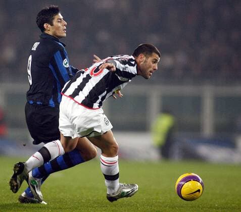 Antonio Nocerino (Juventus Turin, re.) gegen Julio Ricardo Cruz (Inter Mailand) -  Fußball Herren Coppa Italia 2007 2008, Italienischer Pokal, Pokalspiel, Juve Gruppe Turin Dynamik, Fußball Herren Coppa Italia 2007 2008, Italienischer Pokal, Pokalspiel, Juve Gruppe Turin Dynamik,