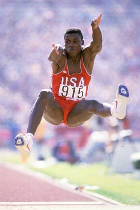 Carl Lewis (USA) - Flugphase Leichtathletik OS Sommer Herren Olympische Spiele 1984, Sommerspiele, Weitsprung, weit Einzelbild Los Angeles, LA, L A Dynamik, Leichtathletik OS Sommer Herren Olympische Spiele 1984, Sommerspiele, Weitsprung, weit Einzelbild Los Angeles, LA, L A Dynamik,