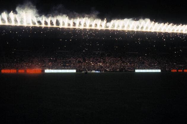 Fußball, Stadiongeschichte Olympique Marseille Derbystimmung - Feuerwerk am Tribünendach im Stade Velodrome, Heimspielstätte von Marseille Fußball Herren DEUTSCHSPRACHIGE SPORTZEITSCHRIFTEN UND -ZEITUNGEN NUR NACH RÜCKSPRACHE, Ligue 1 1986 1987 Totale Stade Velodrome, Stimmung, Impressionen Marseille Fußball Herren DEUTSCHSPRACHIGE SPORTZEITSCHRIFTEN UND -ZEITUNGEN NUR NACH RÜCKSPRACHE, Ligue 1 1986 1987 Totale Stade Velodrome, Stimmung, Impressionen Marseille