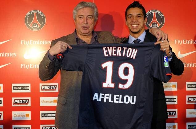Präsident Alain Cayzac (li.) präsentiert Neuzugang Everton (beide Paris St. Germain) und dessen neues Trikot mit der Rückennummer 19 - (pan24296) Fußball Herren Ligue 1 2007 2008, 1. Französische Liga, Paris Saint Germain, PSG, Pressekonferenz, Pressetermin, Gruppe Paris Fußball Herren Ligue 1 2007 2008, 1. Französische Liga, Paris Saint Germain, PSG, Pressekonferenz, Pressetermin, Gruppe Paris