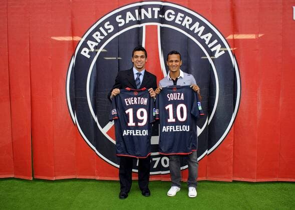 Die Neuzugänge Souza (re.) und Everton (beide Paris St. Germain) präsentieren ihren neuen Trikots vor dem Logo ihres neuen Arbeitgebers Paris St. Germain - (pan24296) Fußball Herren Ligue 1 2007 2008, 1. Französische Liga, Paris Saint Germain, PSG, Pressekonferenz, Pressetermin, Gruppe Paris Fußball Herren Ligue 1 2007 2008, 1. Französische Liga, Paris Saint Germain, PSG, Pressekonferenz, Pressetermin, Gruppe Paris