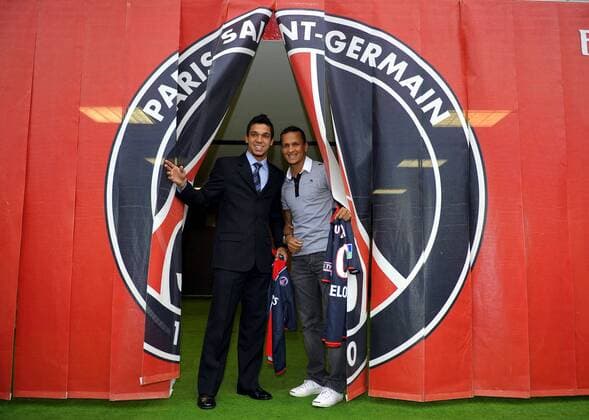 Die Neuzugänge Souza (re.) und Everton (beide Paris St. Germain) schauen vor ihrer Präsentation durch einen Vorhang mit dem Logo ihres neuen Arbeitgebers Paris St. Germain - (pan24296) Fußball Herren Ligue 1 2007 2008, 1. Französische Liga, Paris Saint Germain, PSG, Pressekonferenz, Pressetermin, Gruppe Paris Fußball Herren Ligue 1 2007 2008, 1. Französische Liga, Paris Saint Germain, PSG, Pressekonferenz, Pressetermin, Gruppe Paris