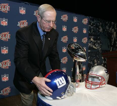 Trainer Tom Coughlin (New York Giants) zeigt schon mal den Helm des Gewinners der Vince Lombardi Trophy -  (SBP200800201211) American Football Herren Vorschau 42. Super Bowl 2007 2008, Superbowl, NFL, Finale, XLII, Pressekonferenz, Pressetermin Einzelbild o0 New England Patriots Phoenix American Football Herren Vorschau 42. Super Bowl 2007 2008, Superbowl, NFL, Finale, XLII, Pressekonferenz, Pressetermin Einzelbild o0 New England Patriots Phoenix