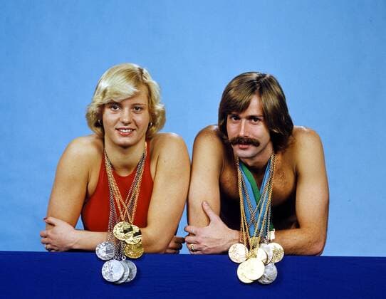 Kornelia Ender und ihr Ehemann Roland Matthes (beide DDR) präsentieren ihre olympischen Medaillen der Sommerspiele 1968 in Mexiko City, 1972 in München sowie 1976 in Montreal Schwimmen OS Sommer Fotoshooting 1976, Fotostudio, Studioaufnahme, Olympische Spiele, Sommerspiele Gruppe Aufnahmedatum geschätzt, Kleidung, Sportlerpaar Partnerin, Frau, Ehefrau, Gatte Schwimmen OS Sommer Fotoshooting 1976, Fotostudio, Studioaufnahme, Olympische Spiele, Sommerspiele Gruppe Aufnahmedatum geschätzt, Kleidung, Sportlerpaar Partnerin, Frau, Ehefrau, Gatte