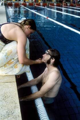 Roland Matthes wird von seiner Ehefrau Kornelia Ender (beide DDR) beim gemeinschaftlichen Training getätschelt Schwimmen Schwimmsport 1976, Training Gruppe Aufnahmedatum geschätzt Romantik, Schwimmen Schwimmsport 1976, Training Gruppe Aufnahmedatum geschätzt Romantik,