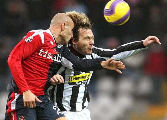 Pavel Nedved (Juventus Turin, re.) gegen Michele Ferri (Cagliari) - Fußball Herren Serie A 2007 2008, 1. Italienische Liga, Juventus Turin - US Cagliari Calcio 1:1, Juve Gruppe Turin Dynamik, Kampf, Fußball Herren Serie A 2007 2008, 1. Italienische Liga, Juventus Turin - US Cagliari Calcio 1:1, Juve Gruppe Turin Dynamik, Kampf,