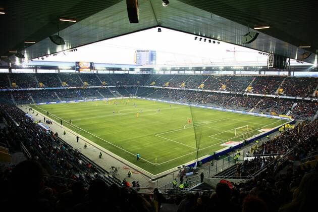 Zuschauer verfolgen im Berner Stade de Suisse eine Partie der BSC Young Boys Bern Fußball Herren Super League 2007 2008, 1. Schweizer Liga, BSC Young Boys Bern Totale Wankdorf, Wankdorfstadion Bern Fußball Herren Super League 2007 2008, 1. Schweizer Liga, BSC Young Boys Bern Totale Wankdorf, Wankdorfstadion Bern 