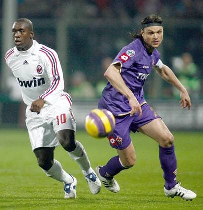 Tomas Ujfalusi (AC Florenz, re.) gegen Clarence Seedorf (AC Mailand) -  Fußball Herren Serie A 2007 2008, 1. Italienische Liga, ACF Fiorentina - AC Mailand 0:1, Milan Gruppe Florenz Dynamik, Fußball Herren Serie A 2007 2008, 1. Italienische Liga, ACF Fiorentina - AC Mailand 0:1, Milan Gruppe Florenz Dynamik,