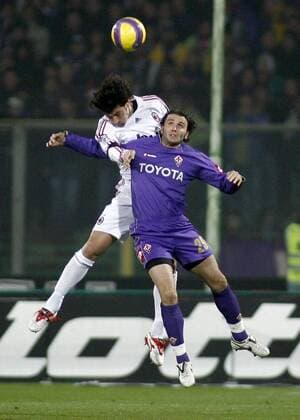 Giampaolo Pazzini (AC Florenz, re.) gegen Kakhaber Kaladze (AC Mailand) -  Fußball Herren Serie A 2007 2008, 1. Italienische Liga, ACF Fiorentina - AC Mailand 0:1, Milan Gruppe Florenz Dynamik, Höhe, Kampf, Fußball Herren Serie A 2007 2008, 1. Italienische Liga, ACF Fiorentina - AC Mailand 0:1, Milan Gruppe Florenz Dynamik, Höhe, Kampf,