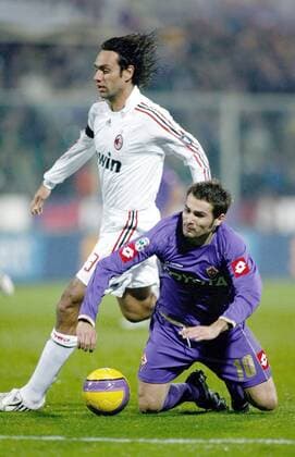 Alessandro Nesta (AC Mailand, li.) gegen Adrian Mutu (AC Florenz) -  Fußball Herren Serie A 2007 2008, 1. Italienische Liga, ACF Fiorentina - AC Mailand 0:1, Milan Gruppe Florenz Dynamik, Fußball Herren Serie A 2007 2008, 1. Italienische Liga, ACF Fiorentina - AC Mailand 0:1, Milan Gruppe Florenz Dynamik,