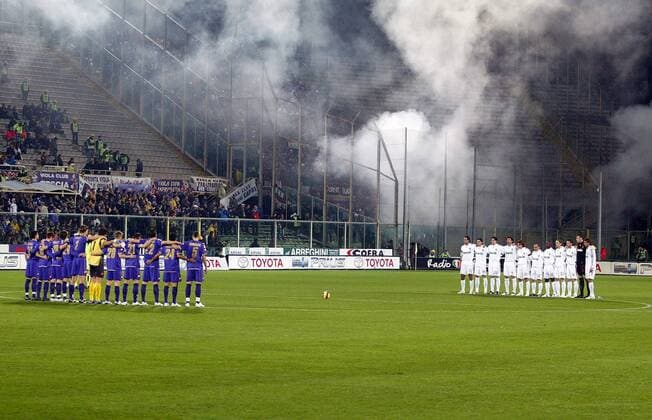 Schweigeminute im Spiel zwischen AC Florenz (li.) und AC Mailand zu Ehren der verstorbenen Mutter von Präsident Silvio Berlusconi (AC Mailand) - Fußball Herren Serie A 2007 2008, 1. Italienische Liga, ACF Fiorentina - AC Mailand 0:1, Milan, AC Florenz Totale Florenz Fußball Herren Serie A 2007 2008, 1. Italienische Liga, ACF Fiorentina - AC Mailand 0:1, Milan, AC Florenz Totale Florenz