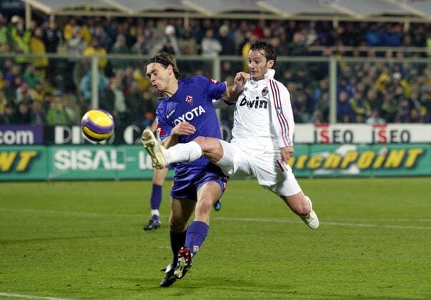 Alberto Gilardino (AC Mailand, re.) gegen Per Kroldrup (AC Florenz) - Fußball Herren Serie A 2007 2008, 1. Italienische Liga, ACF Fiorentina - AC Mailand 0:1, Milan, AC Florenz Gruppe Florenz Dynamik, Fußball Herren Serie A 2007 2008, 1. Italienische Liga, ACF Fiorentina - AC Mailand 0:1, Milan, AC Florenz Gruppe Florenz Dynamik,