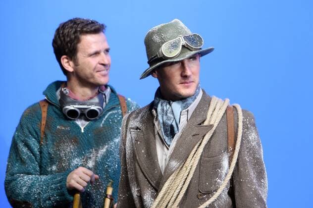 Teammanager Oliver Bierhoff (li.) und Miroslav Klose (beide Deutschland) im traditionellen Bergsteigeroutfit anlässlich der Dreharbeiten eines Mercedes Benz Werbespots Fußball Herren Nationalteam 2008, Werbedreh, Dreh, o0 Bergsteigen, Alpinismus, historisch, historische, Gruppe o0 nostalgisch, Nostalgie, Sponsorentermin Groß Gerau Frankfurt M. Fußball Herren Nationalteam 2008, Werbedreh, Dreh, o0 Bergsteigen, Alpinismus, historisch, historische, Gruppe o0 nostalgisch, Nostalgie, Sponsorentermin Groß Gerau Frankfurt M.