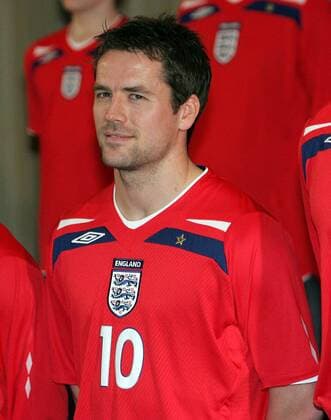 Michael Owen (England) anlässlich der Präsentation des neuen Nationaltrikots - EDITORIAL USE ONLY. No use with unauthorised audio, video, data, fixture lists, club league logos or live services. Online in-match use limited to 120 images, no video emulation. No use in betting, games or single club league player publications. Fußball Herren Nationalmannschaft 2008, Nationaltrikot, neues Trikot, Trikotpräsentation Porträt o0 Spielkleidung, Spielbekleidung, Spielerkleidung Fußball Herren Nationalmannschaft 2008, Nationaltrikot, neues Trikot, Trikotpräsentation Porträt o0 Spielkleidung, Spielbekleidung, Spielerkleidung