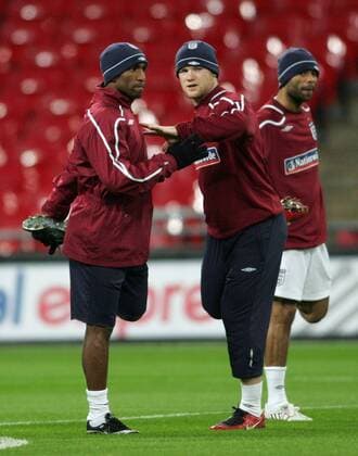 Jermain Defoe (li.) und Wayne Rooney (beide England) dehnen sich - EDITORIAL USE ONLY. No use with unauthorised audio, video, data, fixture lists, club league logos or live services. Online in-match use limited to 120 images, no video emulation. No use in betting, games or single club league player publications. Fußball Herren Nationalteam 2008, Training Gruppe London Fußball Herren Nationalteam 2008, Training Gruppe London