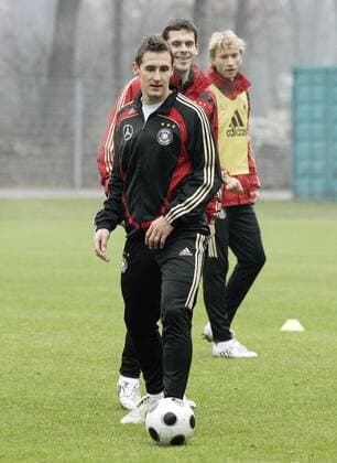 Miroslav Klose (vorn) am Ball, daneben Manuel Friedrich (beide Deutschland, Mitte) Fußball Herren Nationalmannschaft 2007 2008, Training Gruppe Frankfurt M. Fußball Herren Nationalmannschaft 2007 2008, Training Gruppe Frankfurt M.