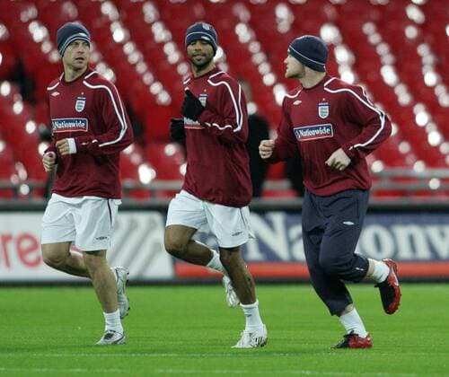 Lauftraining England, v.li.: Wayne Bridge, Ashley Cole und Wayne Rooney - EDITORIAL USE ONLY. No use with unauthorised audio, video, data, fixture lists, club league logos or live services. Online in-match use limited to 120 images, no video emulation. No use in betting, games or single club league player publications. Fußball Herren Nationalteam 2008, Training Gruppe London Fußball Herren Nationalteam 2008, Training Gruppe London
