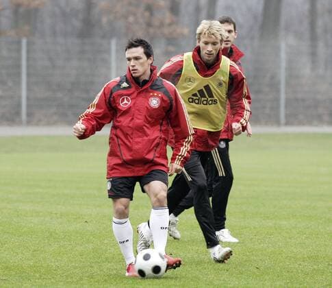 Piotr Trochowski (li.) gegen Simon Rolfes (beide Deutschland) Fußball Herren Nationalmannschaft 2007 2008, Training Gruppe Frankfurt M. Dynamik, Fußball Herren Nationalmannschaft 2007 2008, Training Gruppe Frankfurt M. Dynamik,